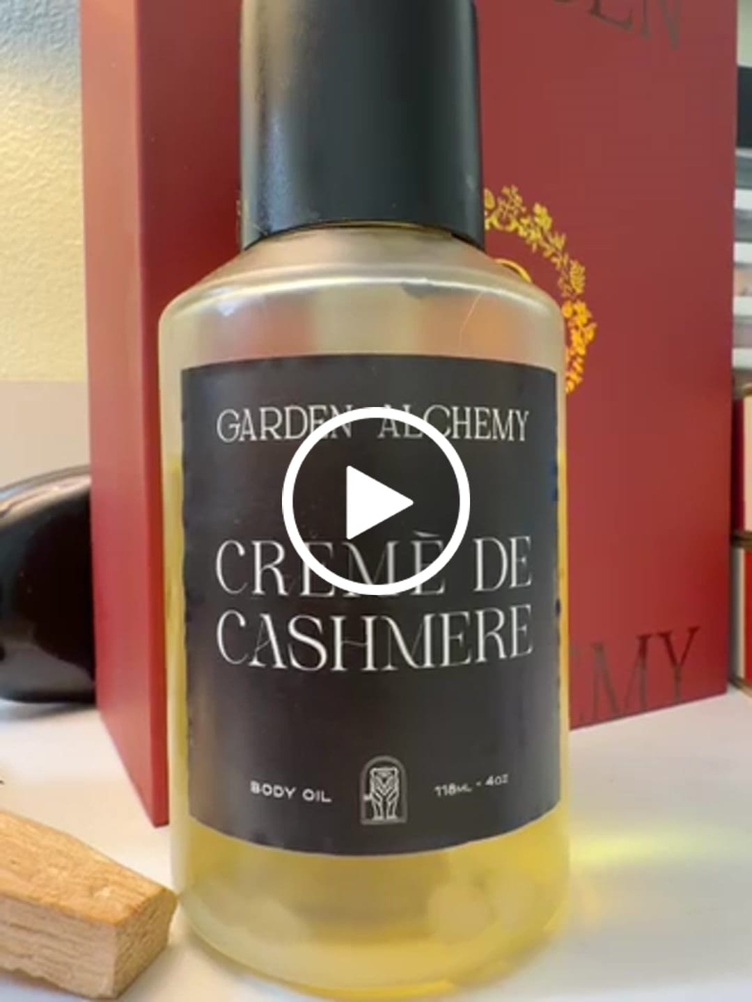 Customer video review of CRÈME DE CASHMERE body oil