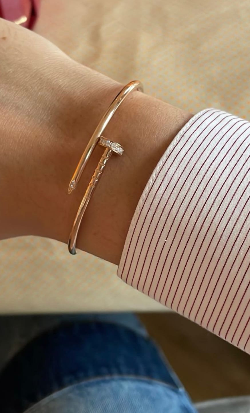 Customer photo review of צמיד אלגנטי מסמר בגוון רוז־גולד משובץ חצי זירקונים נוצצים — JEWELLUXE™
