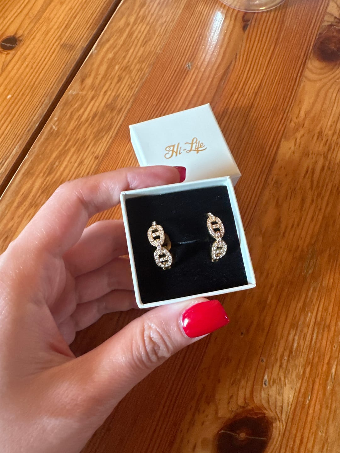 Customer photo review of Pave Flow Deluxe Huggie Ohrringe 14K Vergoldet