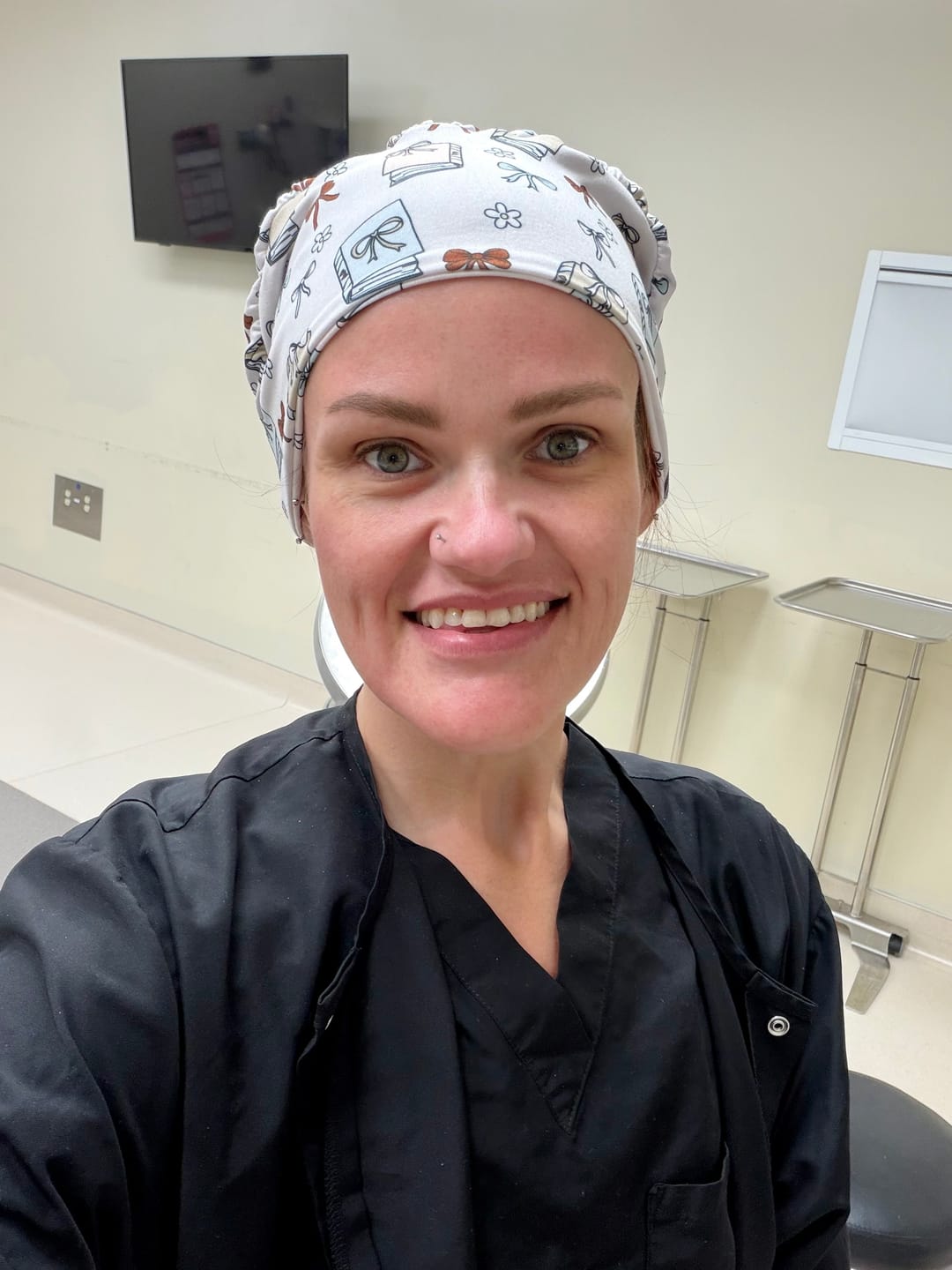 Customer photo review of DuoStyle Scrub Hat - Books and Bows