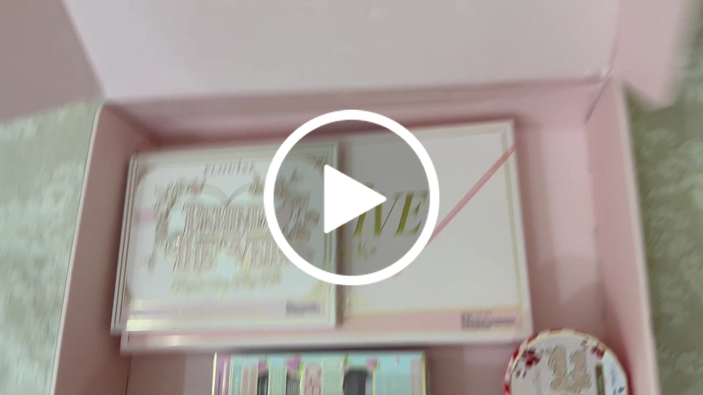 Customer video review of Creative Comeback XXXL Eyeshadow Palette