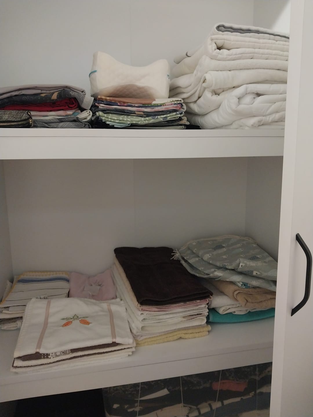 Customer photo review of Rani BA105 Yüklük 3 Kapaklı 8 Raflı Yatak Yorgan Yastık Saklama Dolabı Beyaz