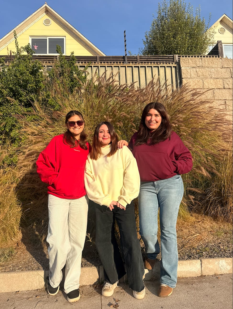 Customer photo review of POLERÓN HOODIE MANTEQUILLA - OVERSIZE CON GORRO LOGO Y ESPALDA BORDADO