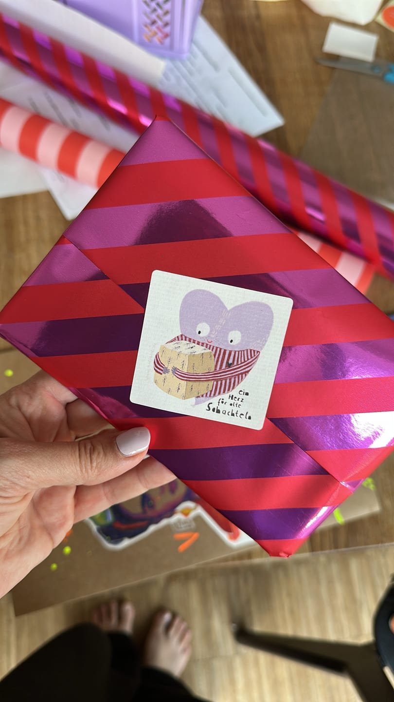 Customer photo review of Paketaufkleber "ein Herz für alte Schachteln"