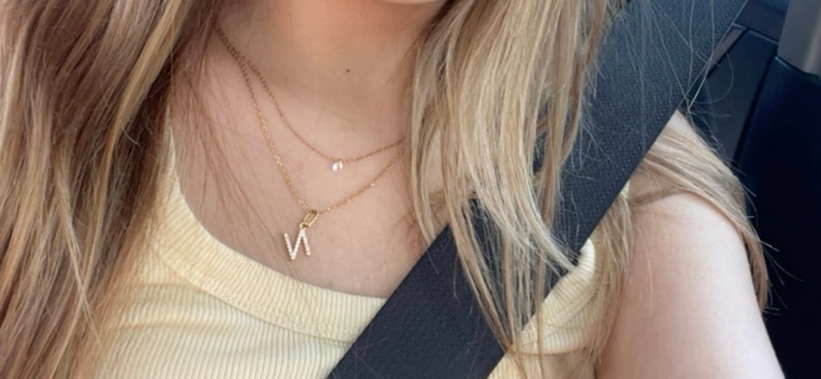 Customer photo review of Collar Dorado Inicial Con Zirconias