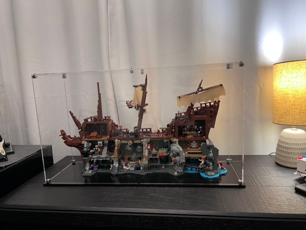 Customer photo review of Display Case for LEGO® 21363 Ideas The Goonies