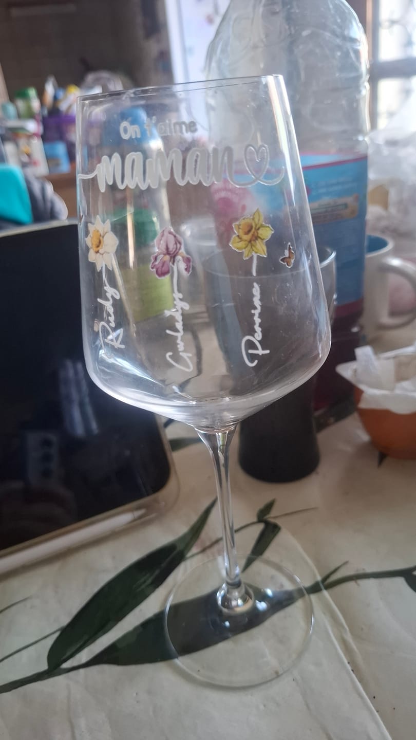 Customer photo review of Le jardin de Mamie - Verre à vin personnalisé avec fleurs de naissance pour Maman et Mamie