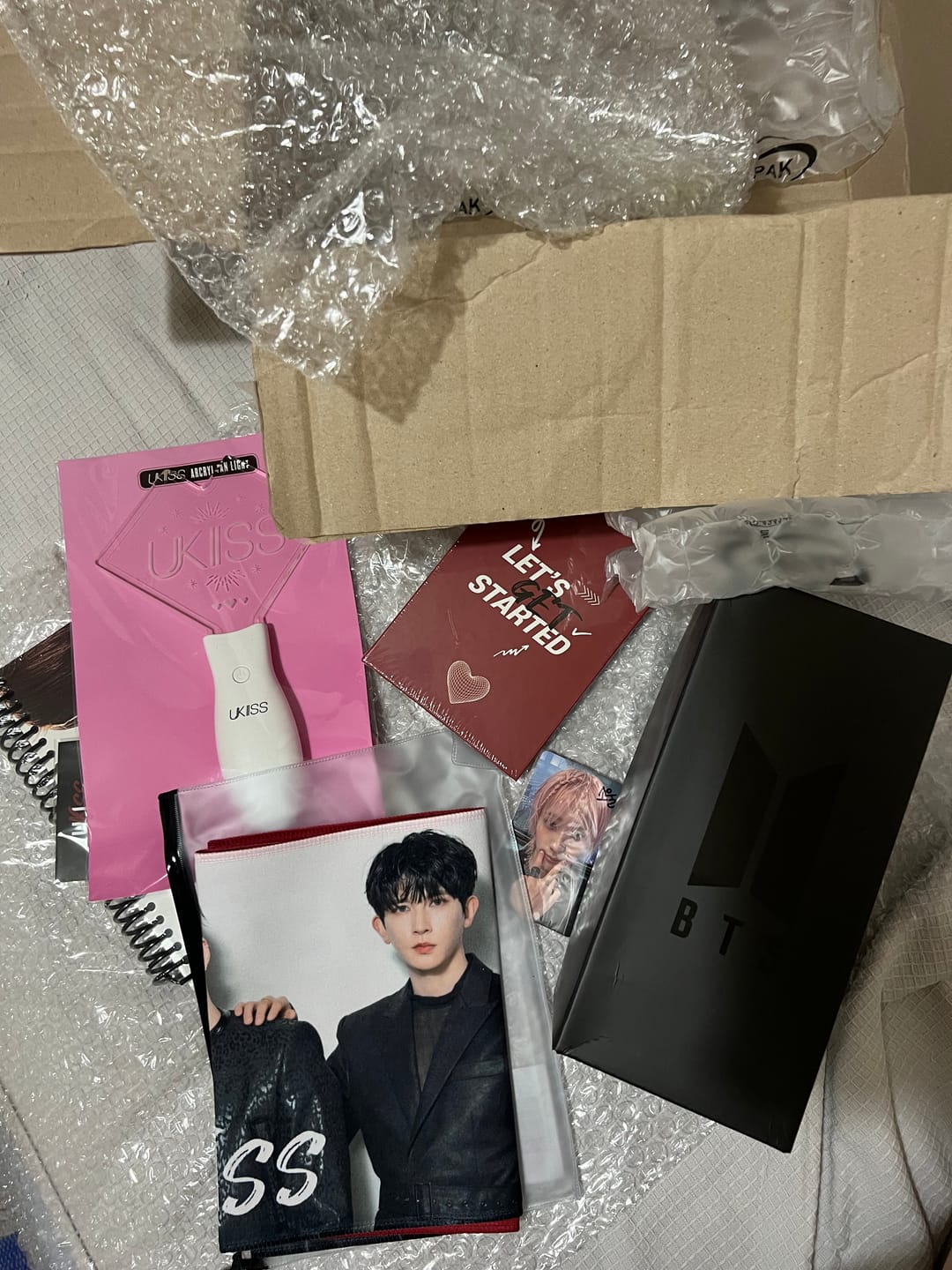 Customer photo review of BTS - ARIRANG WORLD TOUR OFFICIAL MD ARMY BOMB PLUSH KEYRING