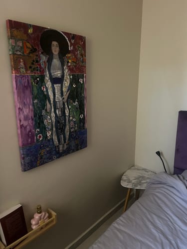 tableau reproduction d'œuvre surréaliste photo client vérifiée dans un intérieur moderne au Maroc