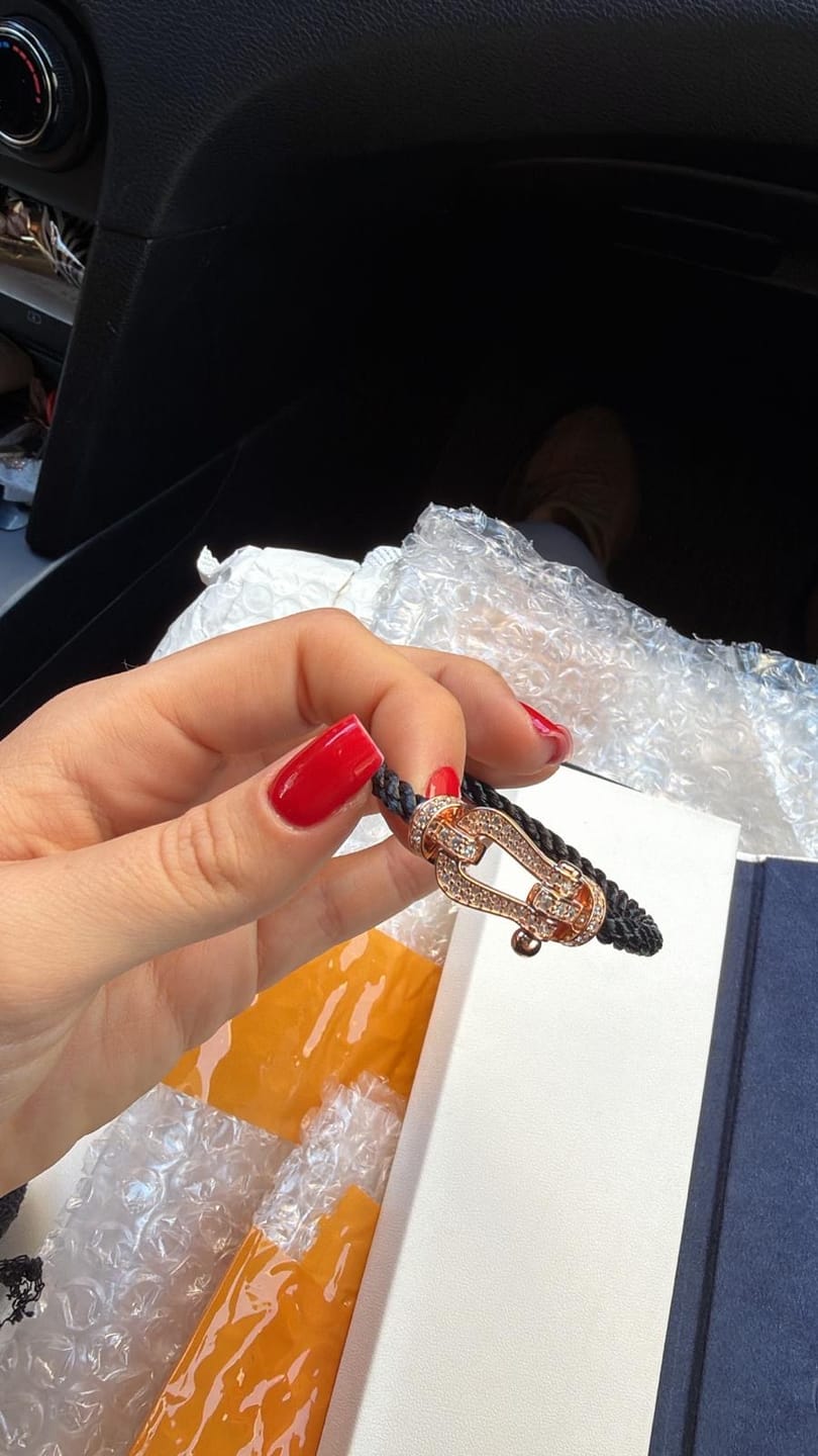 Customer photo review of צמיד יוקרתי עם רצועת חבל שחורה ואבזם בגוון רוז־גולד משובץ זירקונים — JEWELLUXE™