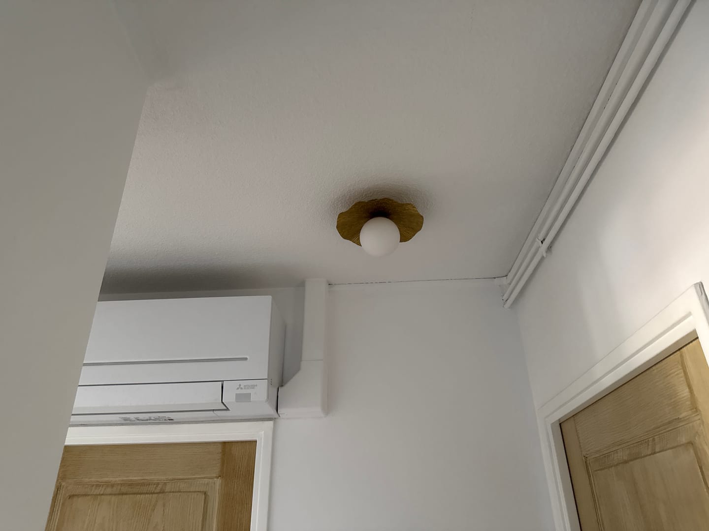 Customer photo review of Plafonnier en cuivre et boule de verre opalin | Plafonnier chic LOTUS