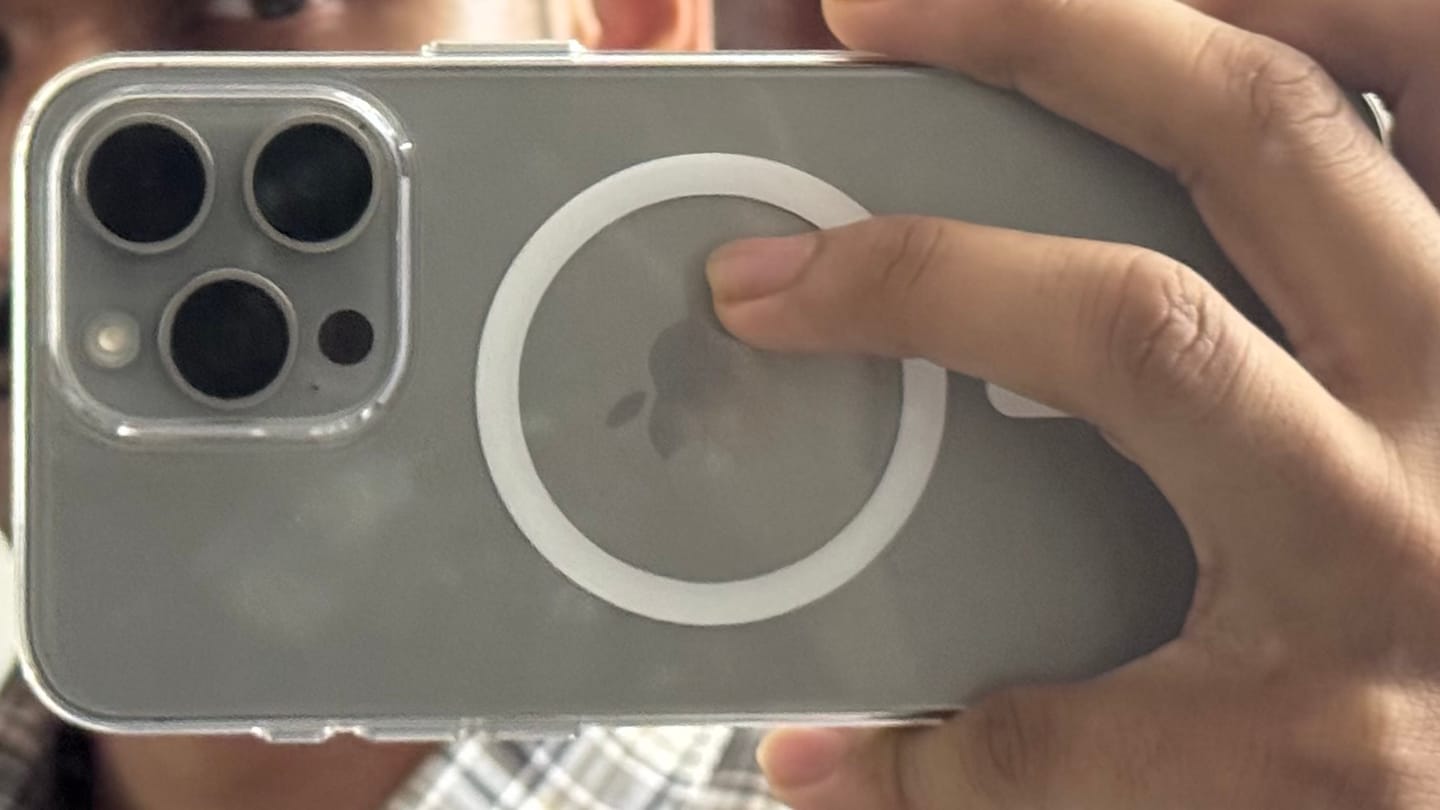 Customer photo review of Anti Yellow Magsafe Clear Case - Iphone 15 Pro Max