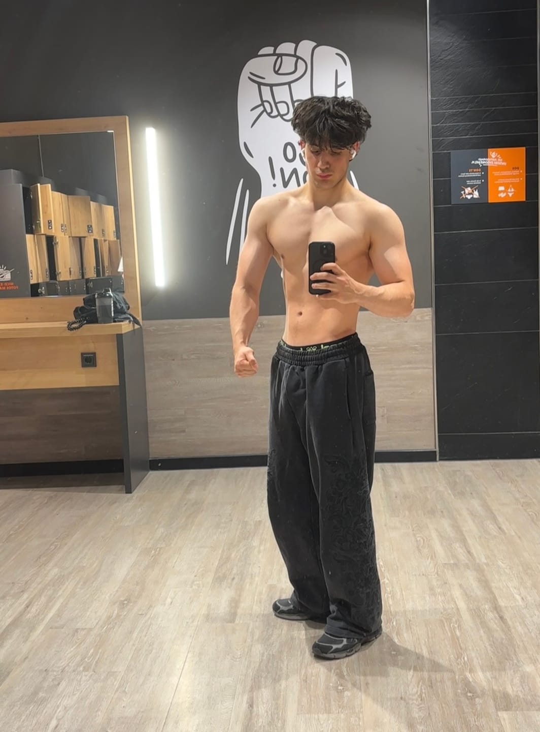 Customer photo review of 2061 - Threadmark Sweats