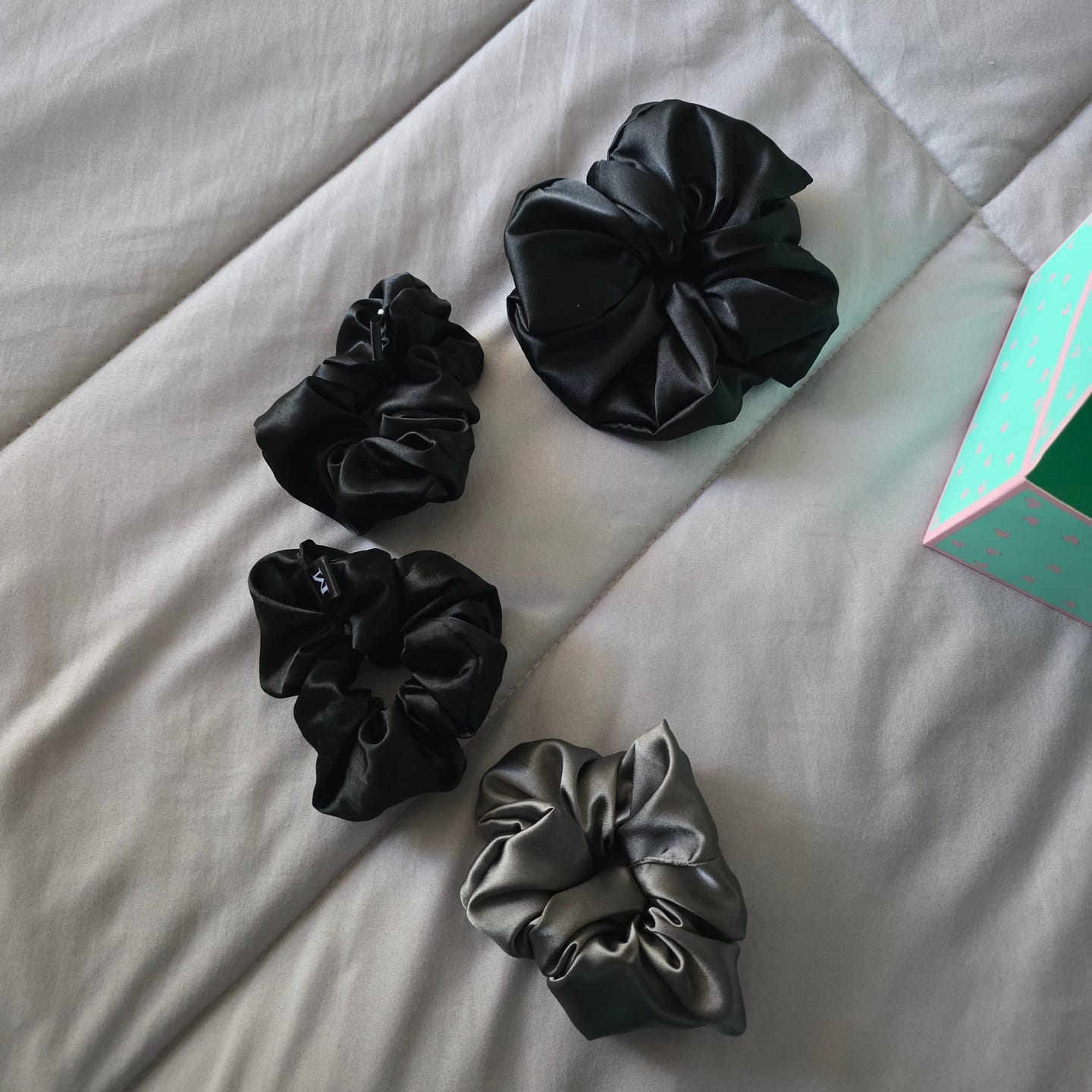 Customer photo review of Scrunchies petit - Satin