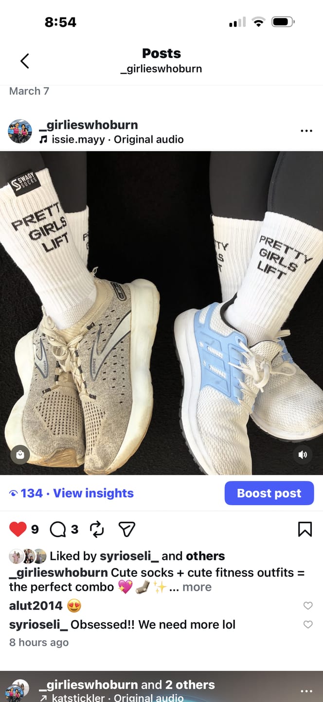 Customer photo review of Pretty Girls Lift - Crew Workout Socks