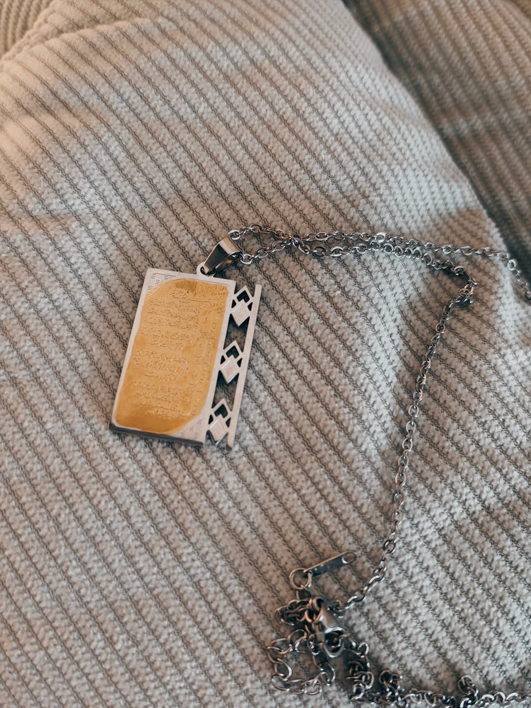 Customer photo review of HilalHaven Grille Blessing 4 Quls Openwork Frame Calligraphy Necklace