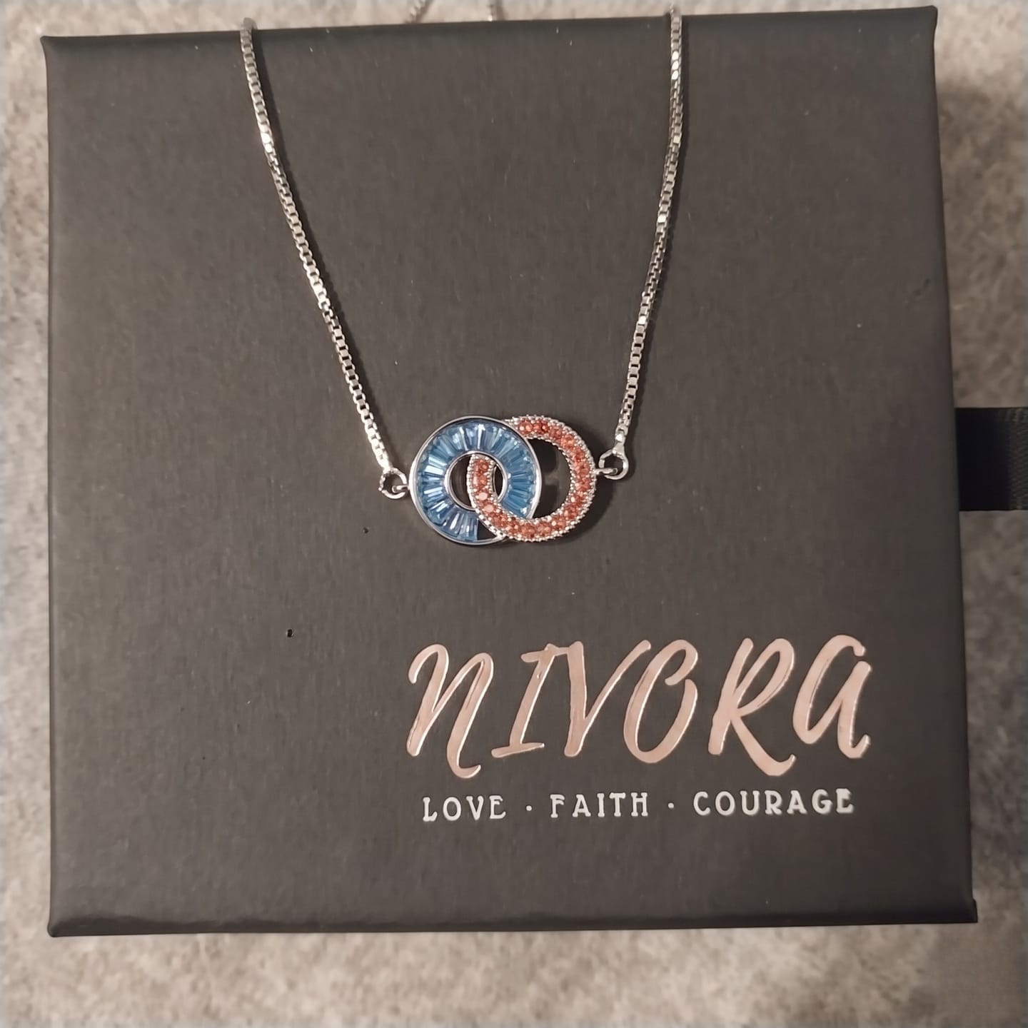 Customer photo review of Geburtssteinarmband mit zwei verbundenen Ringen