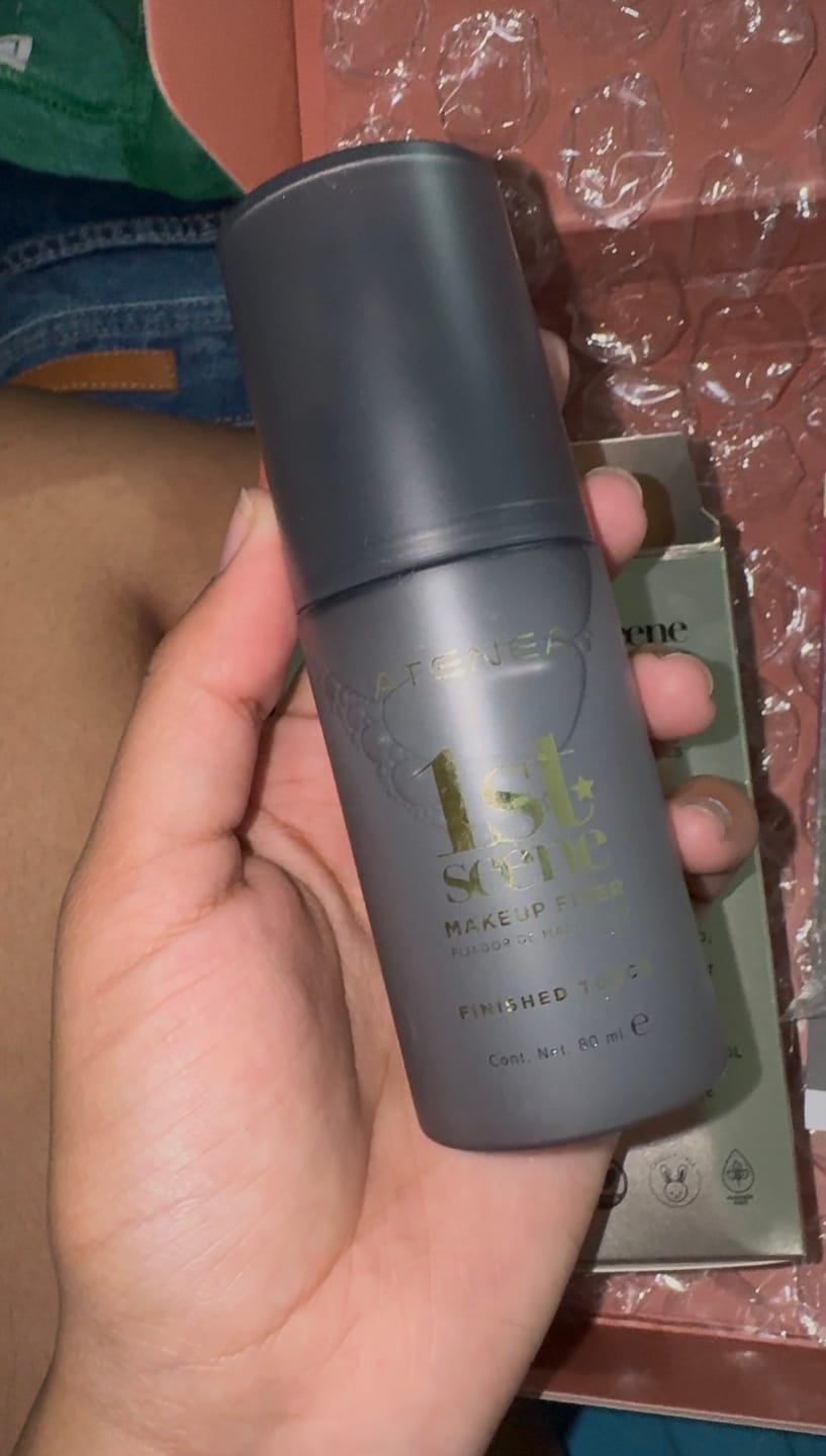 Customer photo review of FIJADOR DE MAQUILLAJE 1ST SCENE