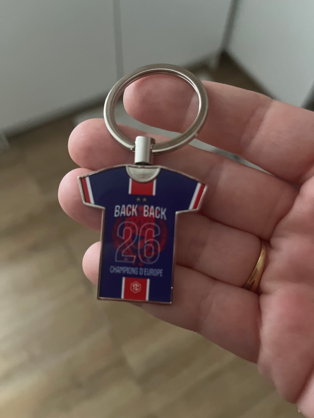 Customer photo review of Porte-clés métal maillot foot PARIS SG COLLECTOR 2026 - CHAMPIONS D'EUROPE - MAILLOT 2 ÉTOILES - CHAMPIONS LEAGUE BACK TO BACK BACK2BACK - TEAMCOQUES