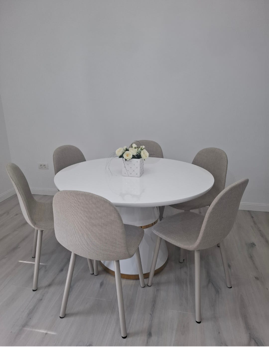 Customer photo review of Masa rotunda 120 VEGAS, alb/auriu, MDF/metal