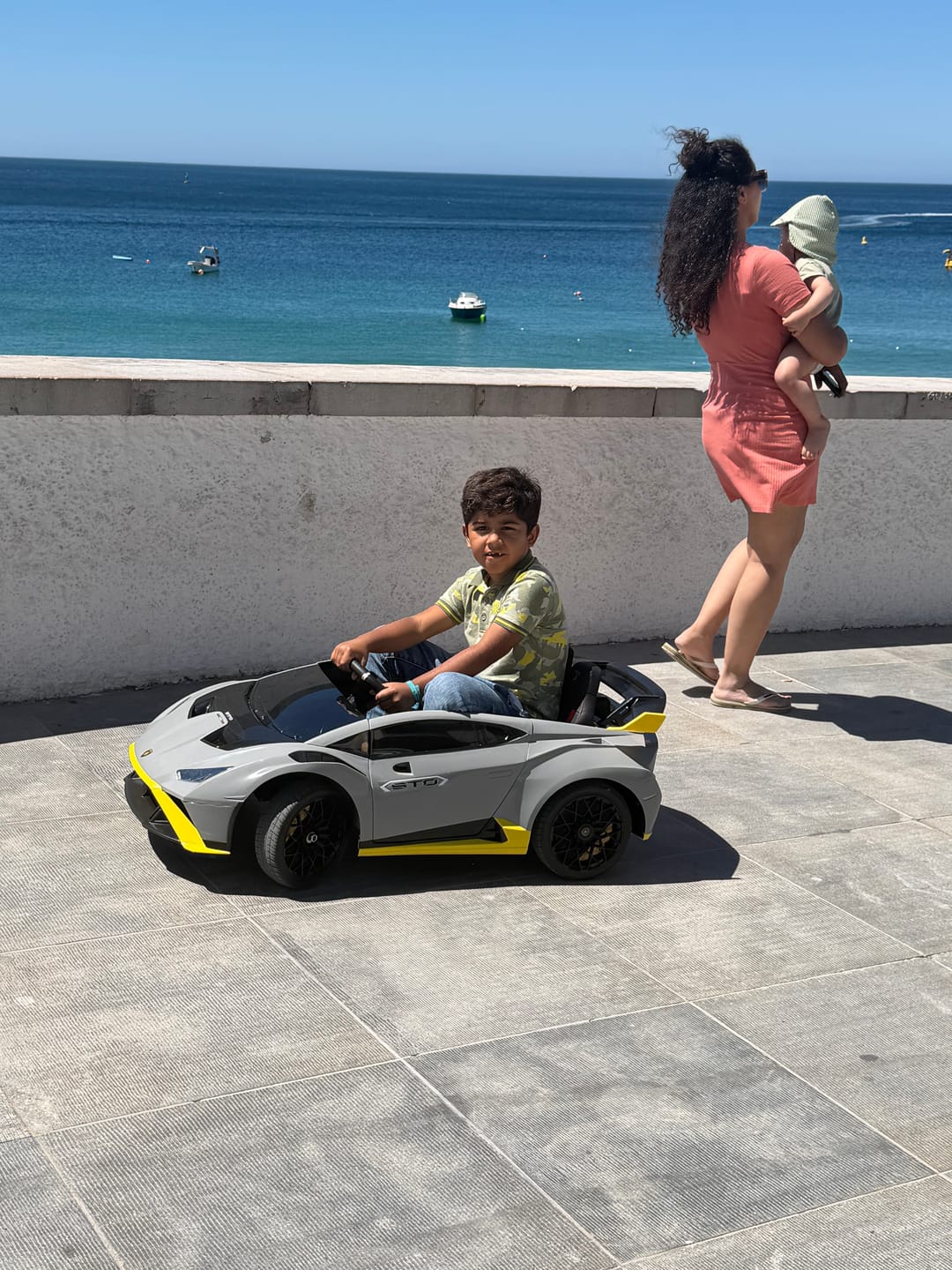 Customer photo review of Carro Elétrico para Criança LAMBORGHINI STO 12v Cinza c/ RODAS DE BORRACHA & ASSENTO EM PELE