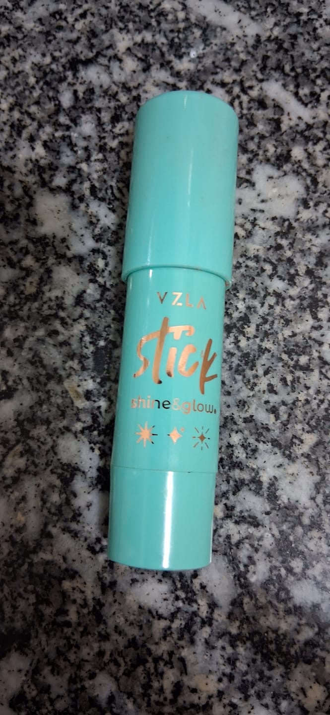 Customer photo review of Shine And Glow – Iluminador Em Stick – Vizzela