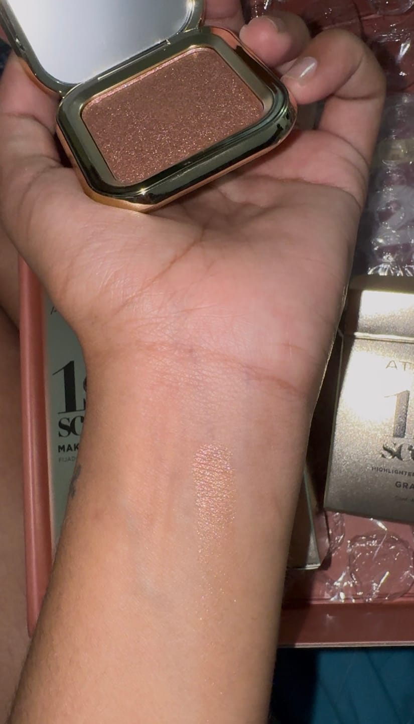 Customer photo review of ILUMINADOR COMPACTO 1ST SCENE