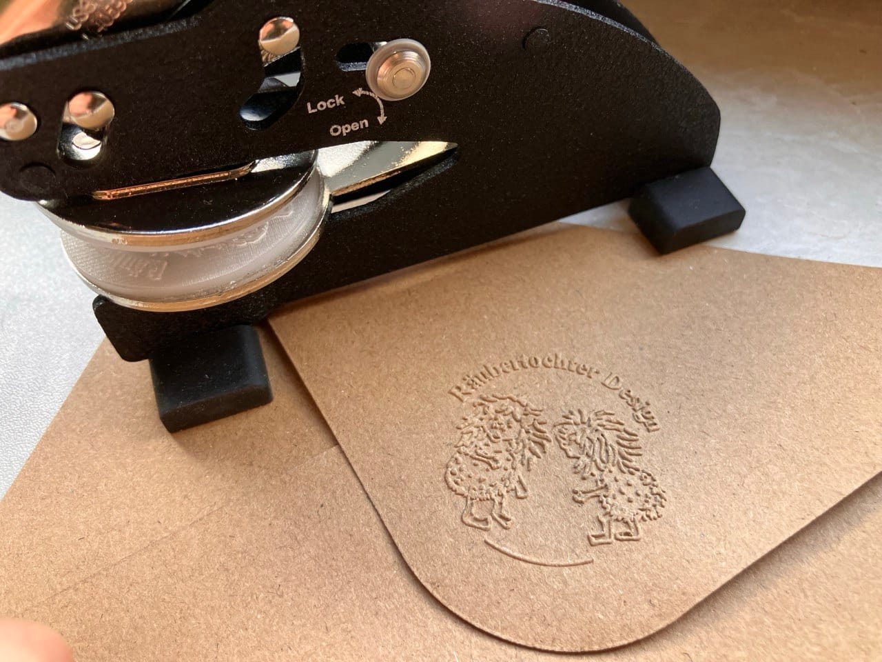 Customer photo review of Tischprägestempel personalisiert mit deinem Logo