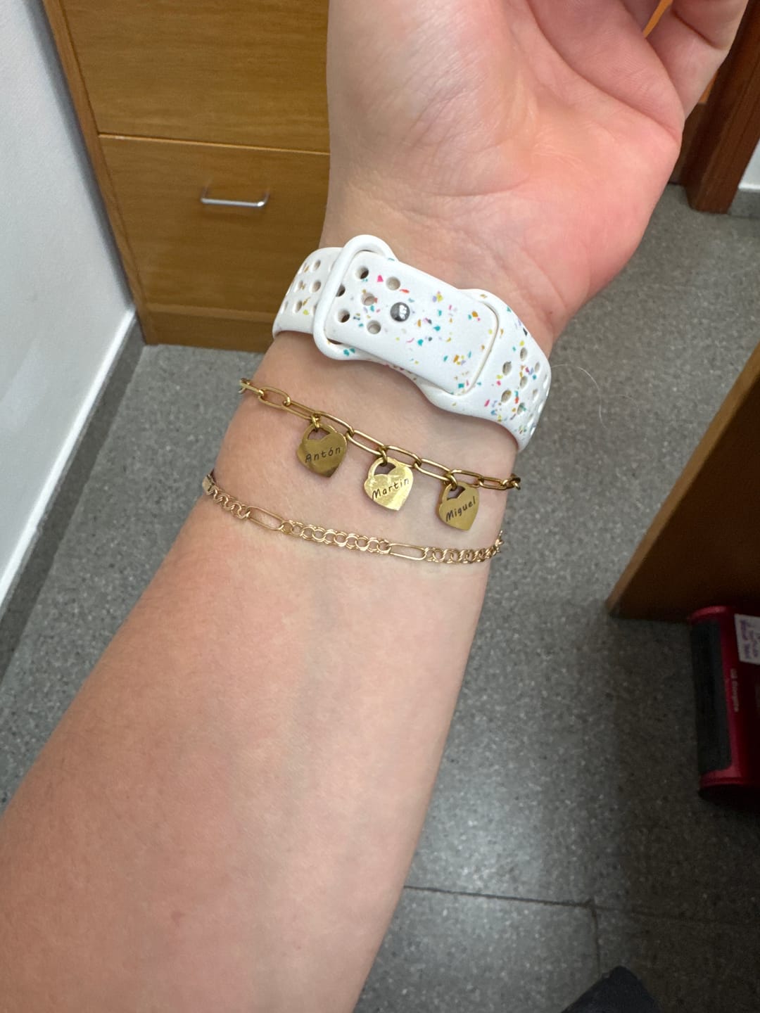 Customer photo review of Pulsera con colgantes corazón personalizados