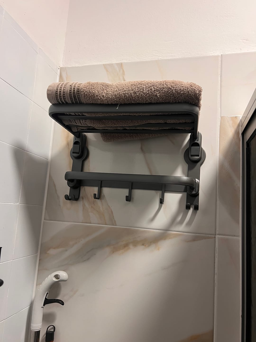 Customer photo review of Estante Y Toallero Plegable Baño Organizador Con Ganchos