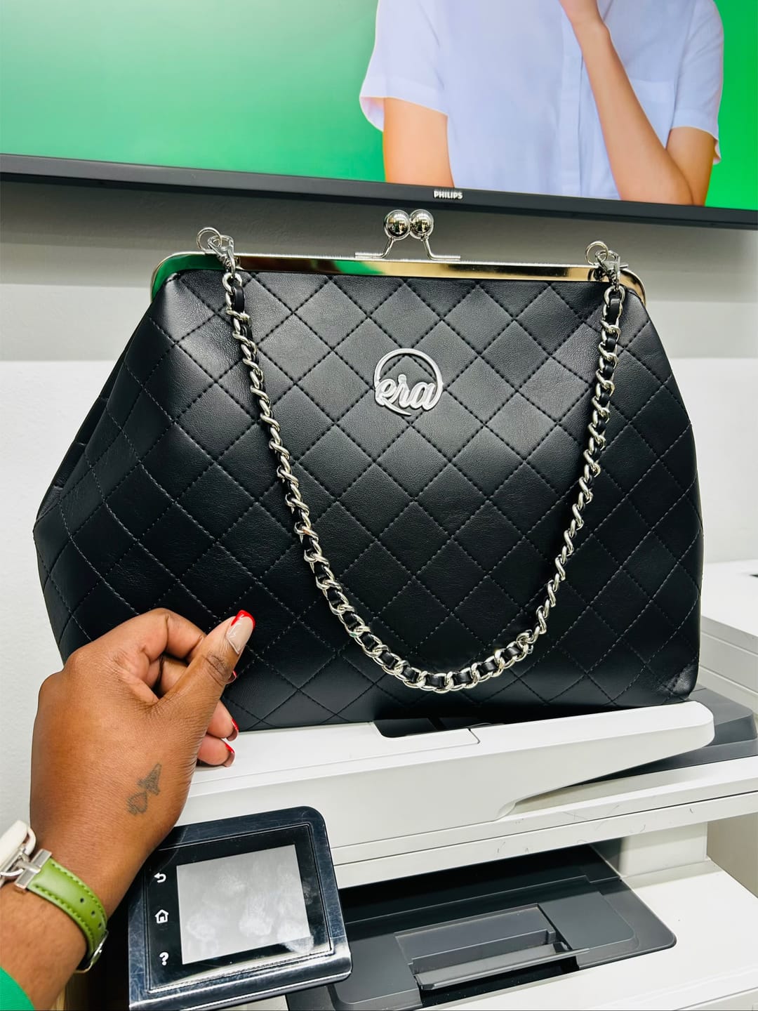 Customer photo review of ERA Oversized Kisslock Chain Bag – Black