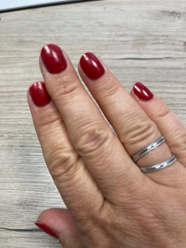 Die Hand einer Rezensentin mit den roten UV-Gel-Folien 'Burning Lava' nach 10 Tagen Tragezeit.