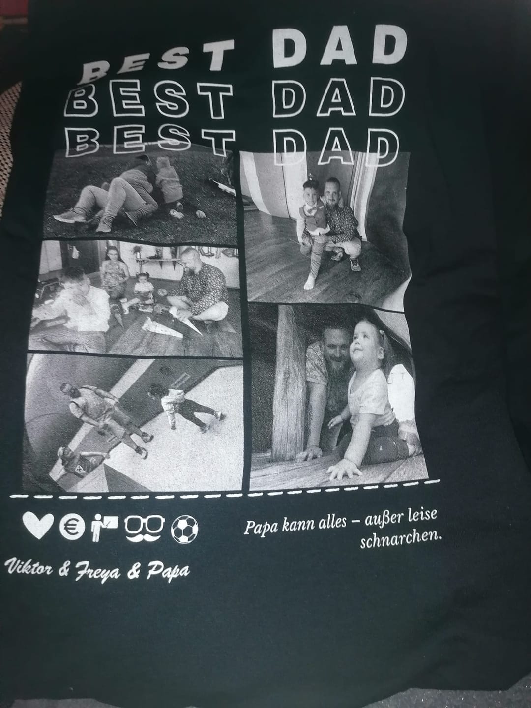 Customer photo review of Best Dad, best hugs, worst jokes - Personalisiertes T-Shirt (Schwarz, 100% Baumwolle, Unisex), Vatertag