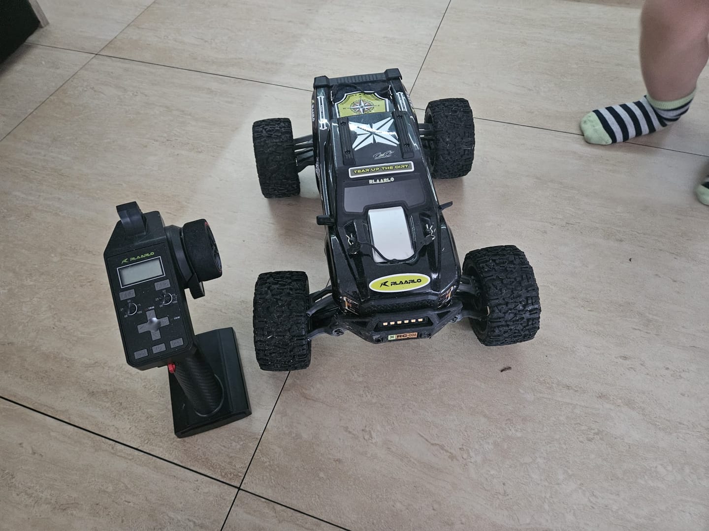 Customer photo review of Rlaarlo Omni-Terminator Carbon Fiber MINI 1:10 Scale RTR Brushless Monster Truck, RZ001B-C
