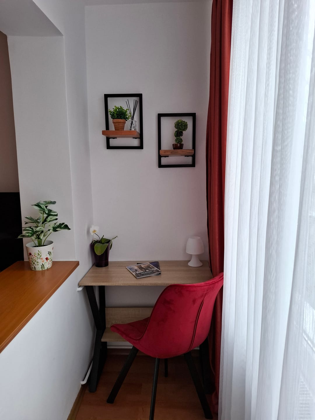 Customer photo review of Scaun tapitat K332, visiniu/negru, stofa catifelata/metal, 46X61X84 cm