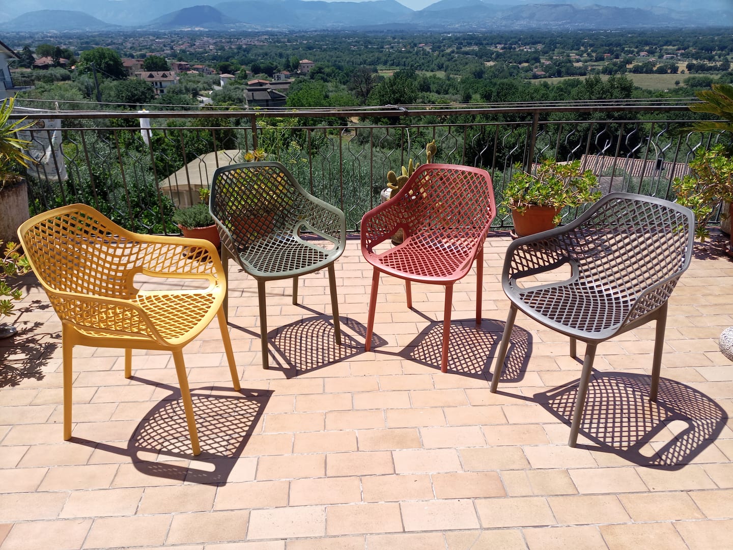 Customer photo review of Poltrona Traforata in Polipropilene Giallo Opaco 56x60x82 cm