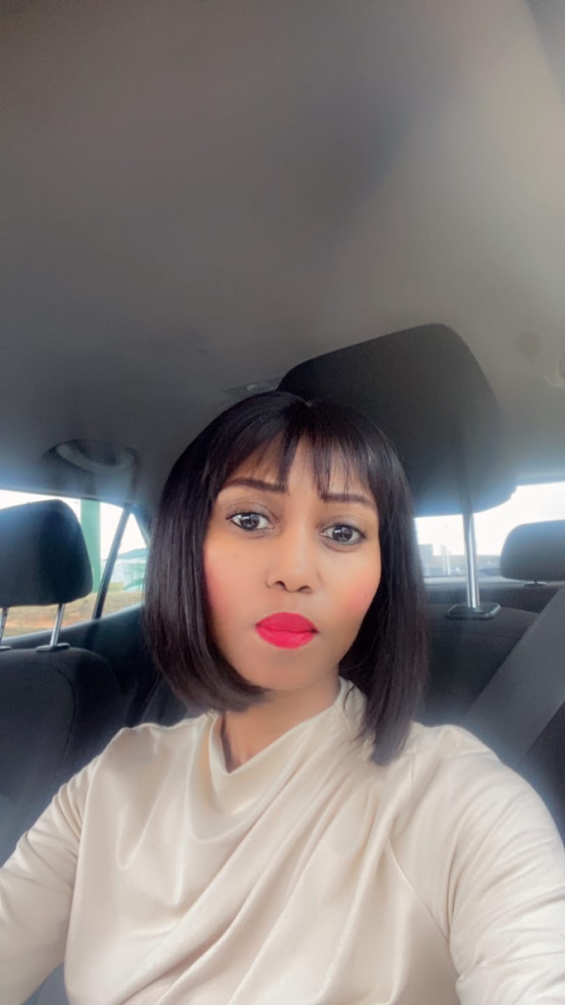 Customer photo review of Raw Glueless 8 Inch Fringe Bob Wig