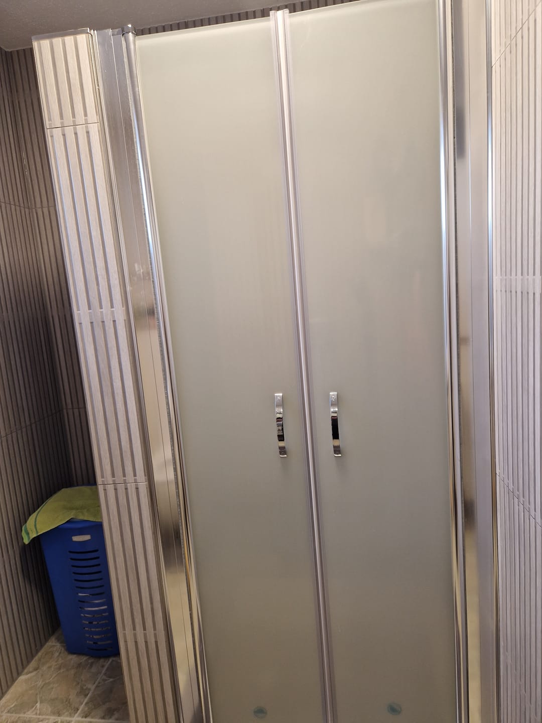 Customer photo review of Duschtür Nische mit Pendeltür, Duschkabine Nischentür Dusche - Satiniertes Glas