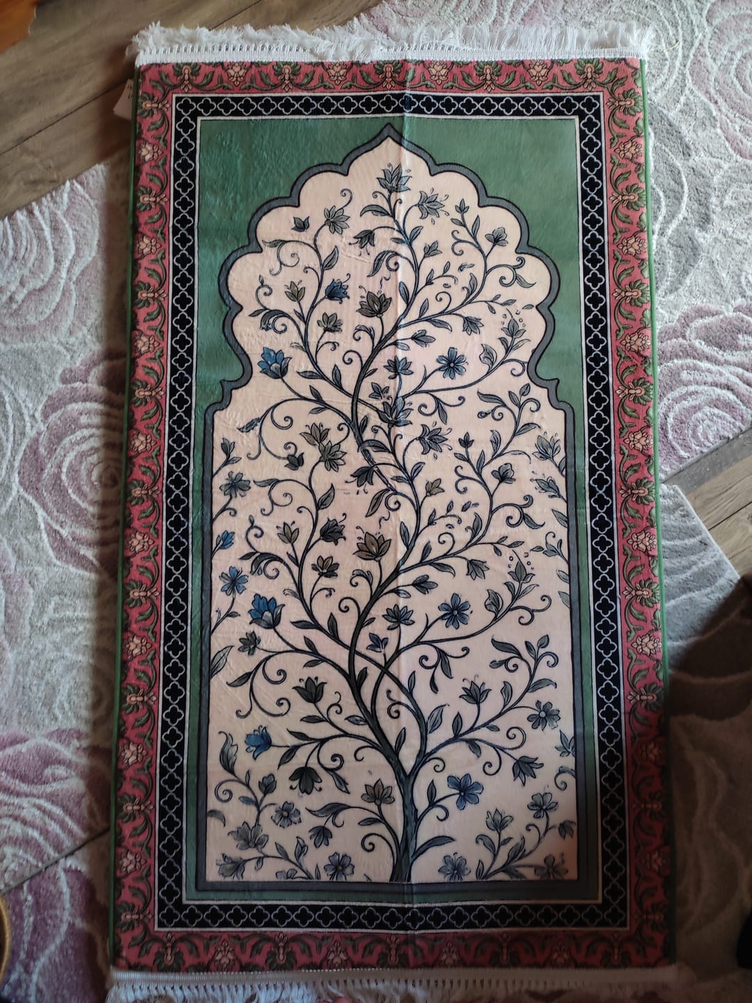 Customer photo review of Vintage Vine Padded Prayer Mat