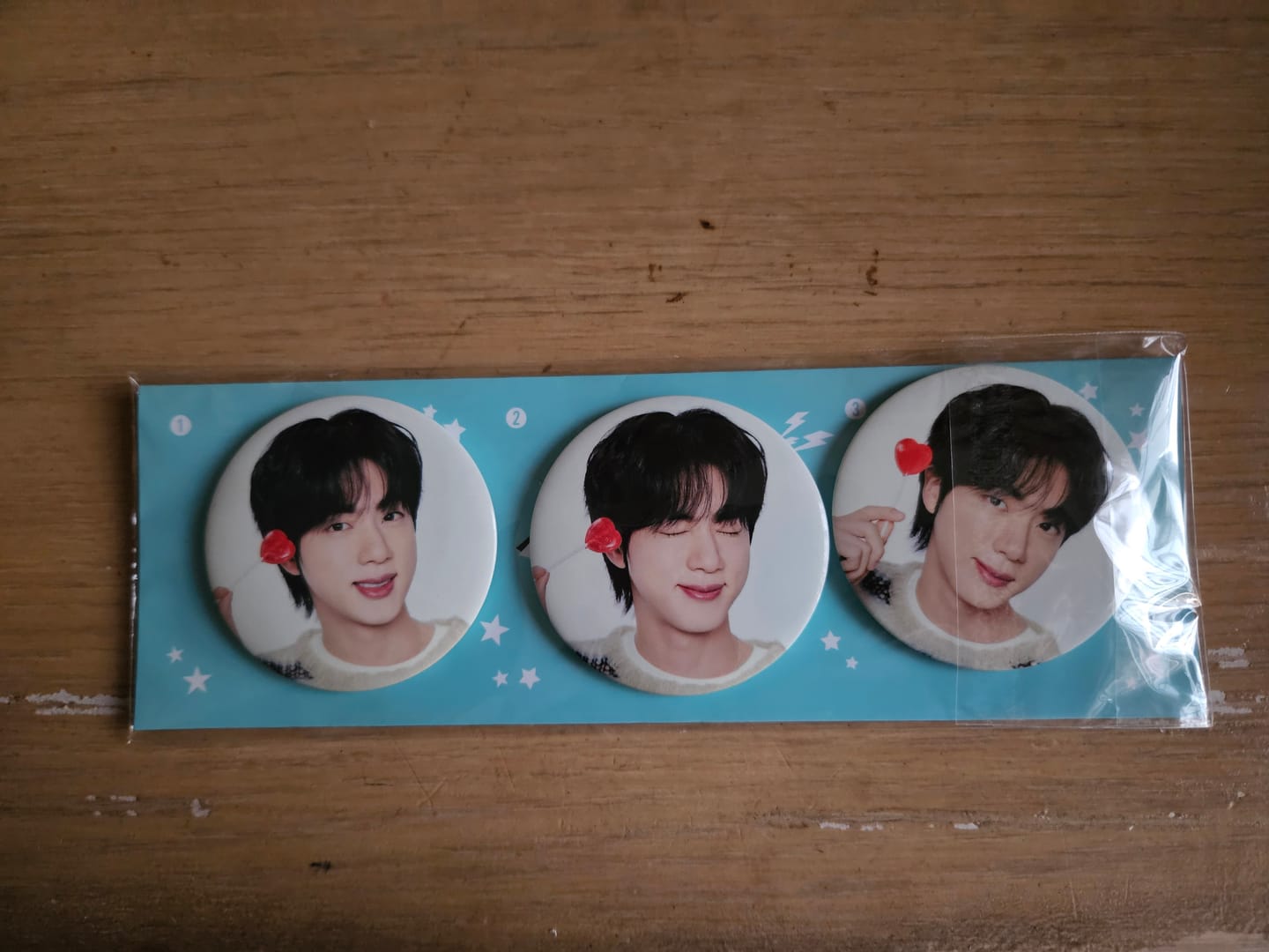 Customer photo review of BTS JIN - RUNSEOKJIN OFFICIAL MD CAN BADGE SET (PHOTO VER.)