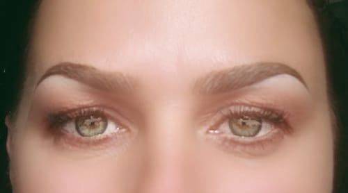Kundin zeigt in einer Nahaufnahme das natürliche Ergebnis ihrer Wimpern mit dem Classic DIY Starter Set.