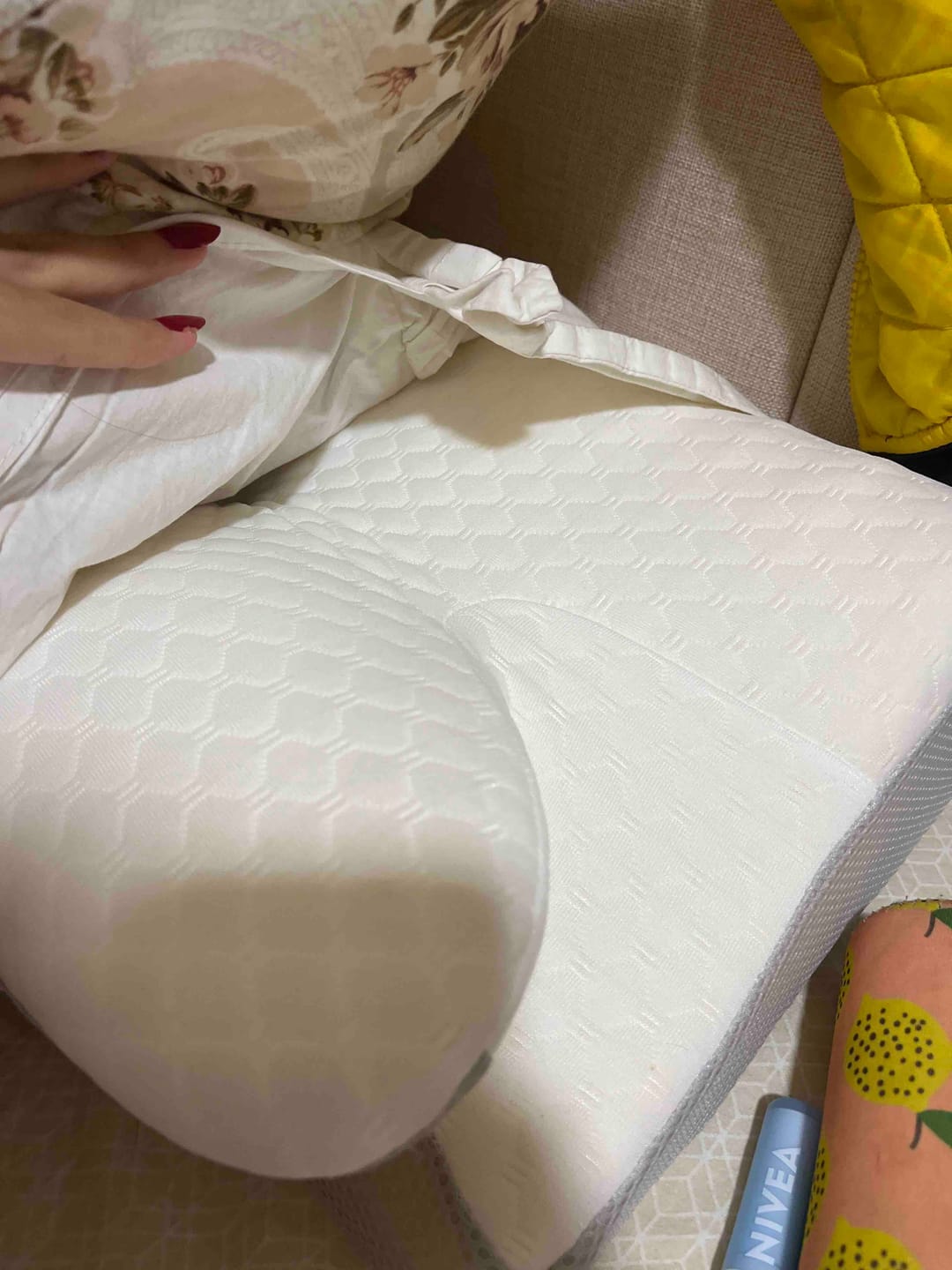 Customer photo review of Pillowen Ergonomik Boyun Destek Yastığı | Boyun Ağrısı, Fıtık ve Boyun Düzleşmesi İçin