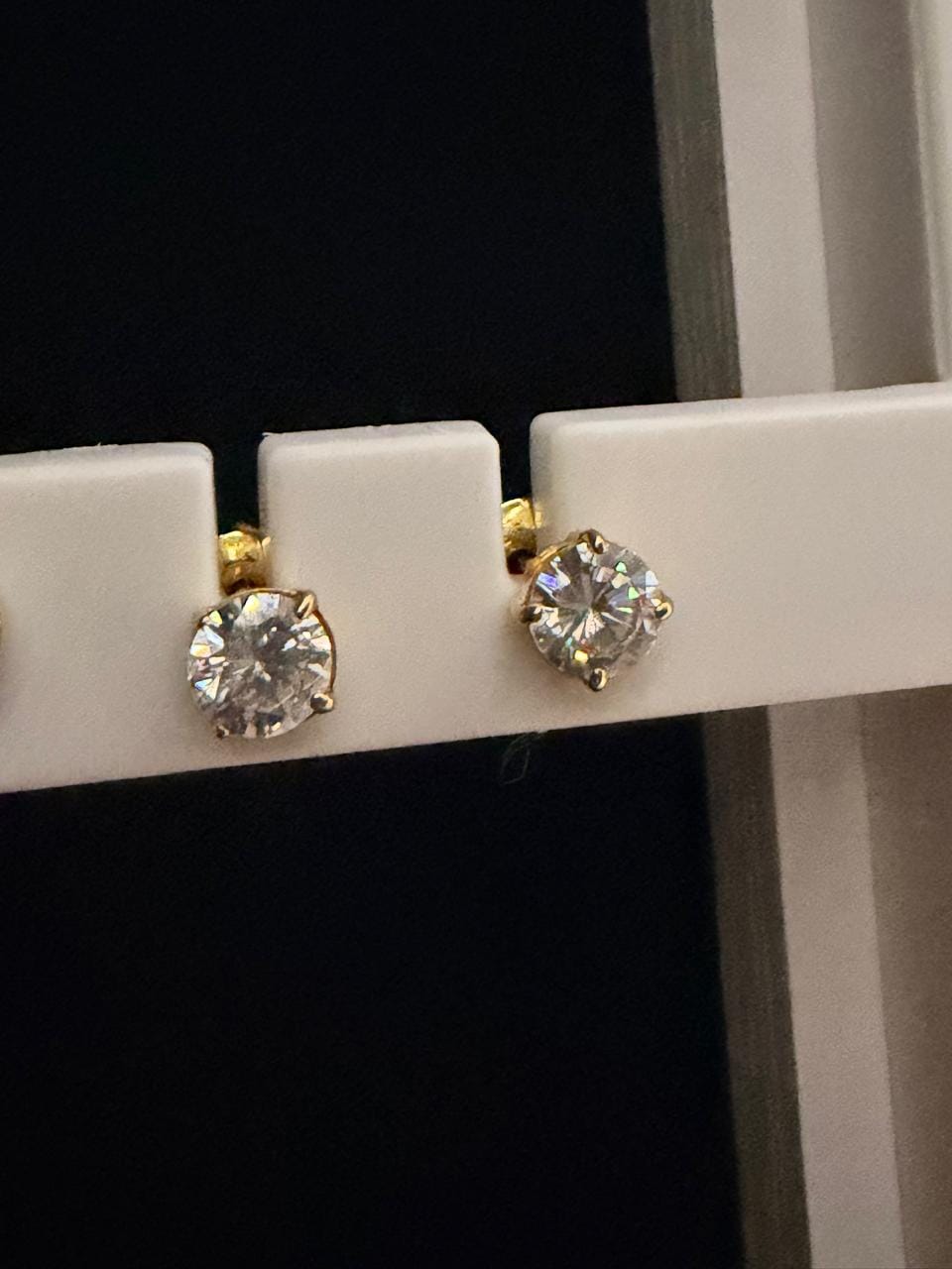 Customer photo review of Aretes Zirconia Cuadrada Primera Perforacion Titanio