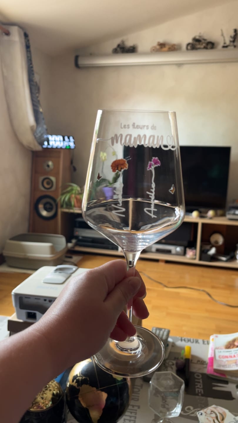 Customer photo review of Le jardin de Mamie - Verre à vin personnalisé avec fleurs de naissance pour Maman et Mamie