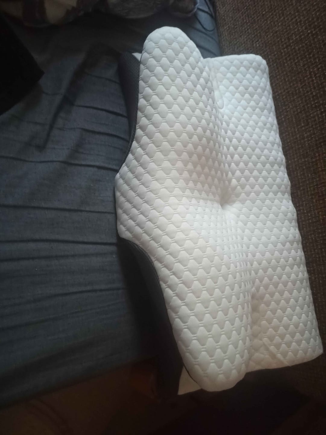 Customer photo review of Pillowen Ergonomik Boyun Destek Yastığı | Boyun Ağrısı, Fıtık ve Boyun Düzleşmesi İçin