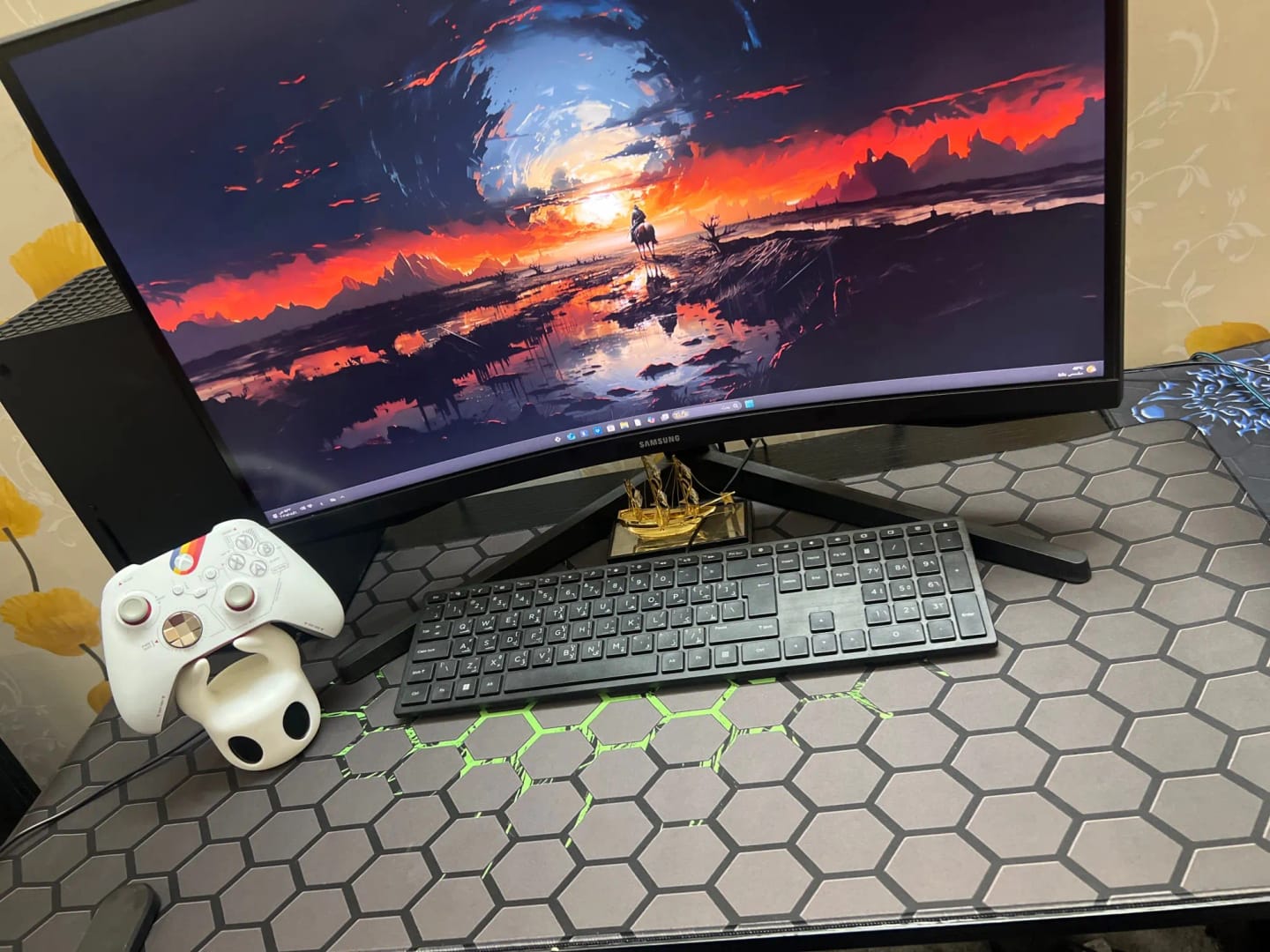 Customer photo review of Hexagon XXL Gaming Mouse Pad – Extended Non-Slip Desk Mat