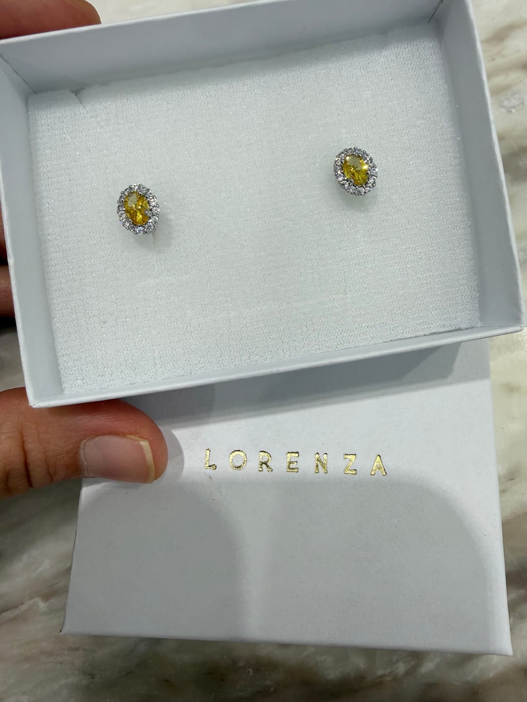 Customer photo review of Par Arete Ovalado Birthstone Plateado