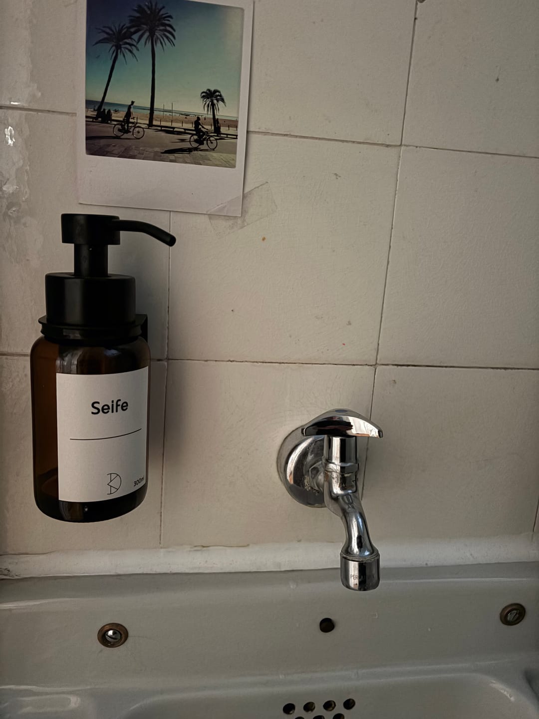 Customer photo review of Premium Seifenspender Wandhalterung | 300ml Braunglas & Edelstahl | Ohne Bohren