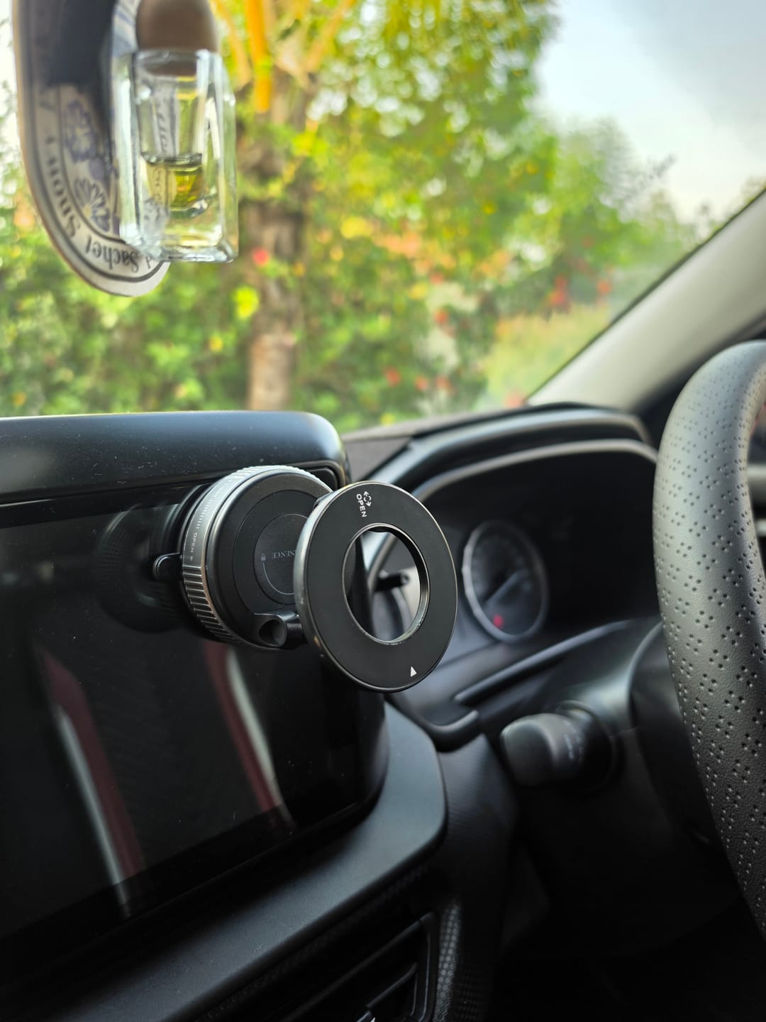Customer photo review of 360° MagPro Magnetic Phone Holder by Casence