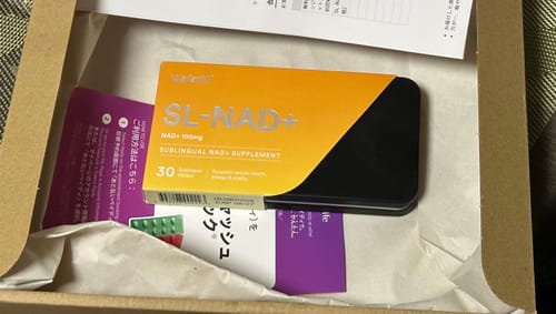 お客様が開封した箱の中にあるSL-NAD+サプリメントのパッケージ。